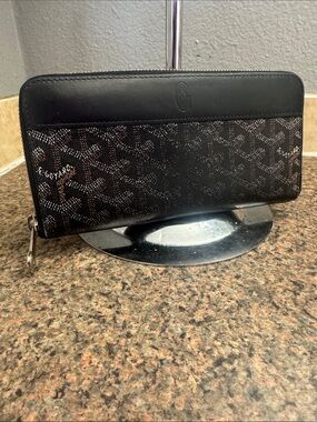 Goyard Matignon GM Zip Around Wallet with/COA and orig care cards AUTHENTIC✅